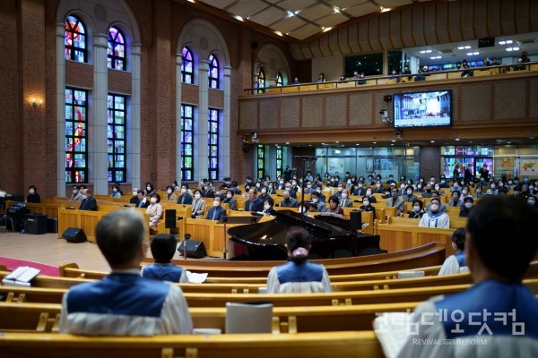 코로나19  방역수칙을 준수하면서 모인 서울서문교회 지난 4월 26일 주일예배 현장