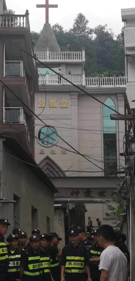 저장성 윈저우시에서 교회 두 곳의 십자가를 철거하기 위해 모인 중국 보안 요원들