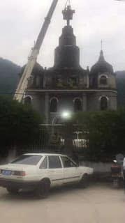 저장성 윈저우시에 있는 두 교회의 십자가가 무력으로 철거되었다.
