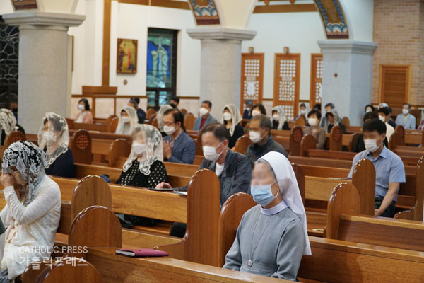 미사 중 마스크를 쓰고 거리를 두고 앉아 있는 신자들 ⓒ 가톨릭프레스 자료 사진