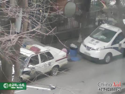 류샤오칭의 아버지 집 근처에는 경찰차가 늘 주차되어 있다.
