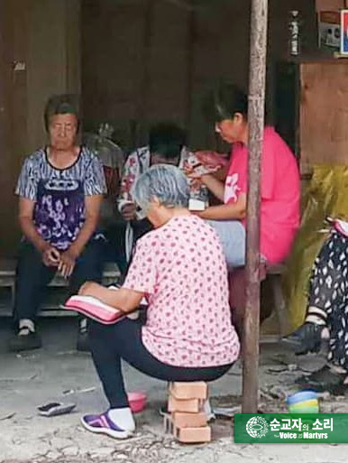 중국의 노년의 기독교인들이 기도하며 성경을 읽는 모습. 한국 VOM에 따르면, 노년의 기독교인들이 경찰 급습의 목표가 되는 사례가 점점 더 많아지고 있다고 한다. 