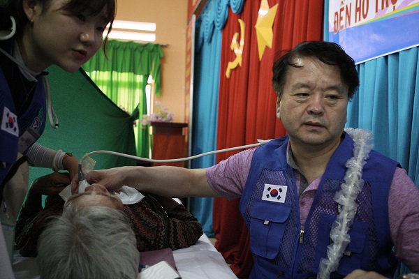 베트남에서 의료봉사하는 최영식 복음병원장