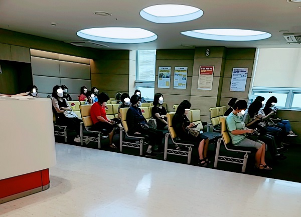 기자가 방문했던 서울의 모 대학병원의 00과 대기실, 진료를 받기 위해 최소30분에서 1시간 앉아서 대기한다.