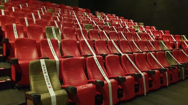 극장은 한 자리 띄우면 2시간30분~3시간30분 영화도 관람할 수 있다. 사진출처_네이트뉴스