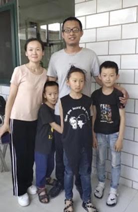 지난 5월, 리시 구치소에 구금되었다가 석방된 뒤 가족들과 포즈를 취한 자오 형제