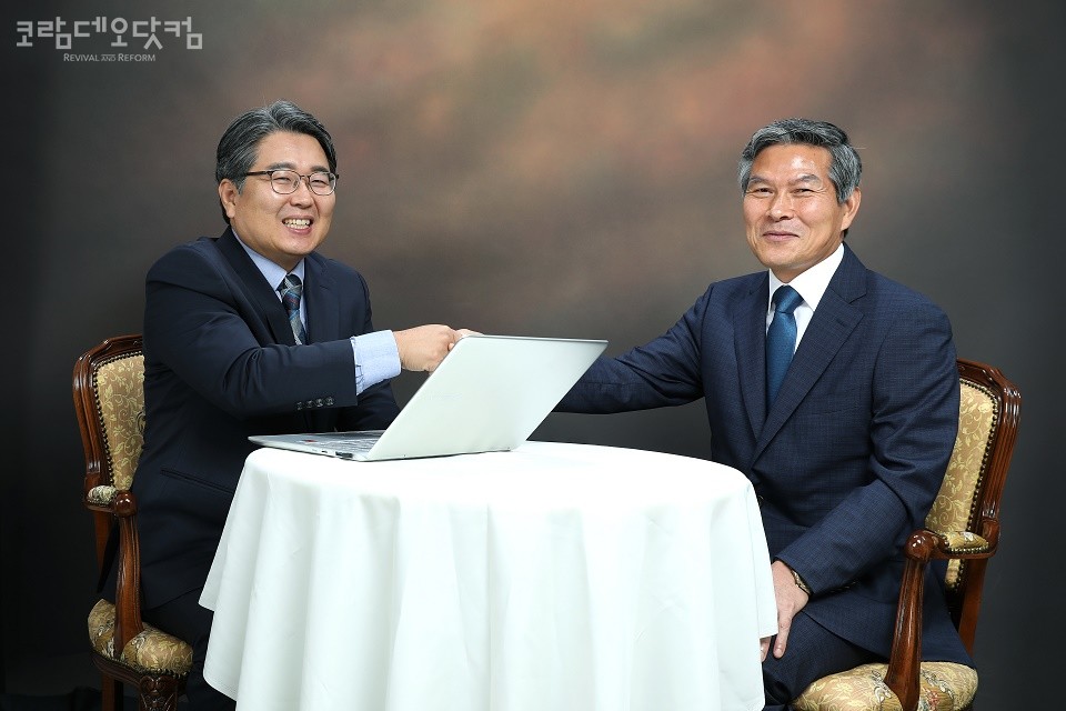 김대진 목사(좌)와 정경두 전 장관(우)
