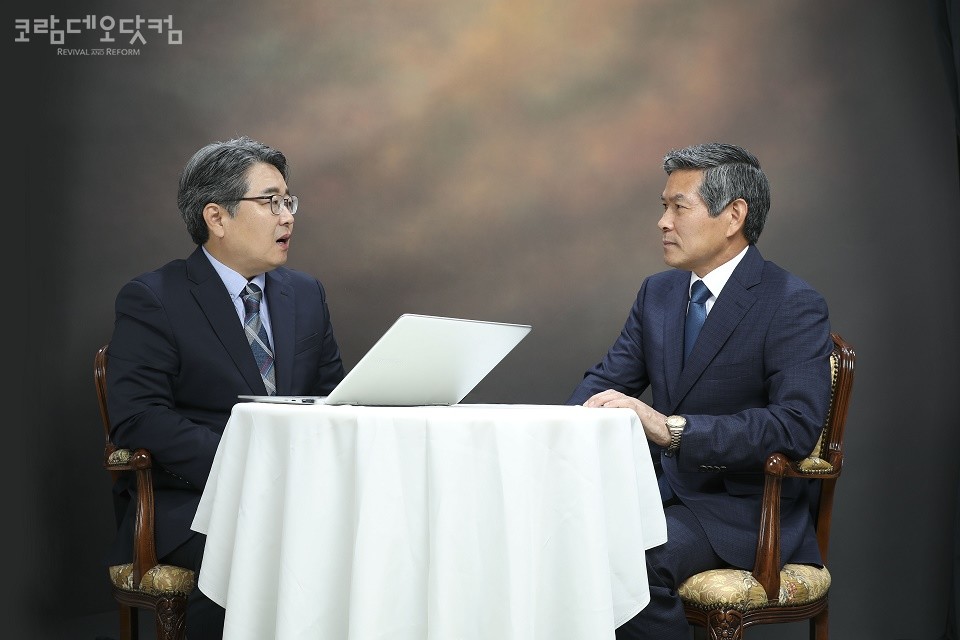 정경두 전 국방장관(좌)과 대담하는 김대진 목사(본지 발행인 겸 편집장)