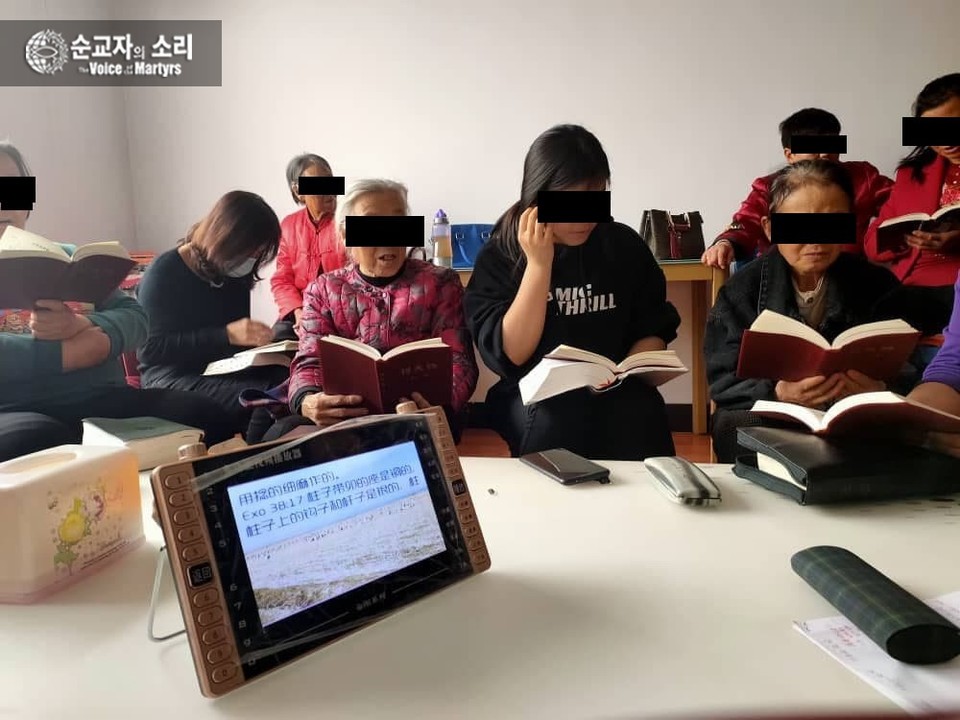 남녀노소를 불문한 중국 기독교인들이 ‘상자 속 주일학교’ 자료로 공부하는 모습