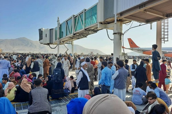 아프간을 탈출하려는 사람들이 카불 국제공항에 모여있다. (사진=AFP연합뉴스)