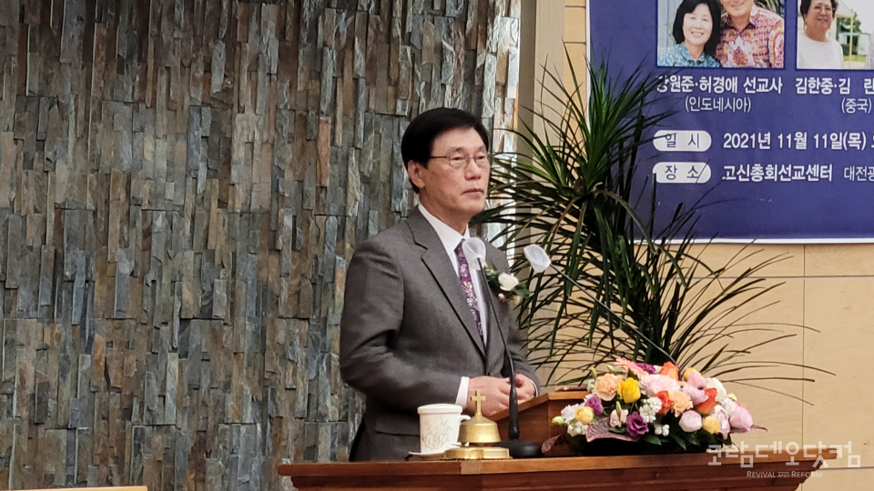 설교하는 고신 총회장 강학근 목사