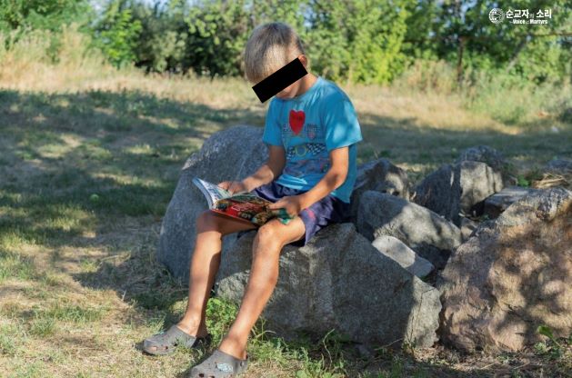우크라이나 동부 ‘회색지대’에 사는 소년 바냐는 신약성경을 받고 울음을 터트렸다. 감옥에 갇혔다가 실종된 아버지가 생각났기 때문이다.