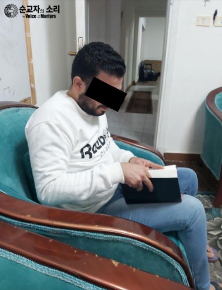 이집트 현지 기독교인들이 2020년에 전해준 성경을 읽고 있는 한 이집트 남성