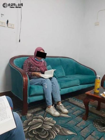 이집트 현지 기독교인들이 2020년에 전해준 성경을 읽고 있는 한 이집트 여성