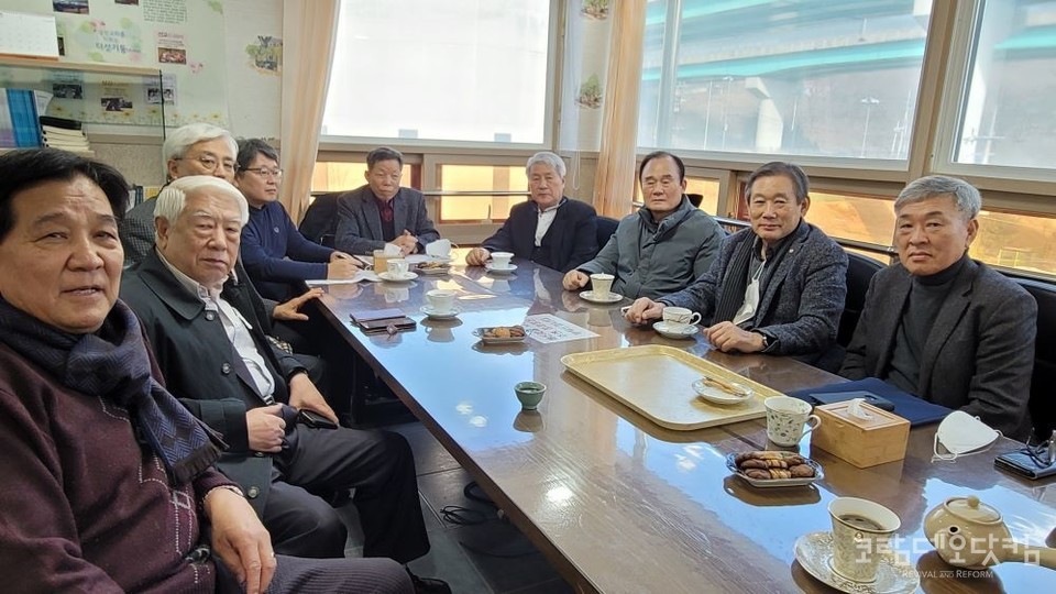 코람데오닷컴 이사회가 열방교회 새가족부실에서 열렸다.