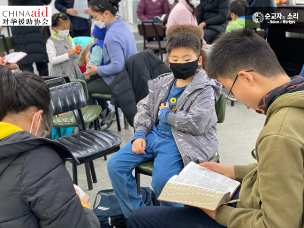 집에서 가족들과 가정예배를 드리기 위해 예배법을 연습하는 메이플라워 교회 어린이들/한국순교자의소리 제공
