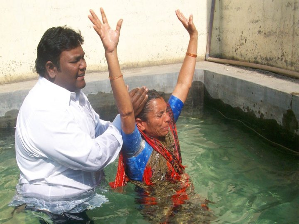 인도 교회에서 세례 베푸는 모습
