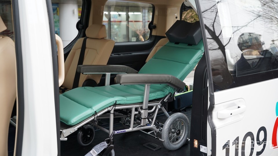 응급구조 의료장비와 특수 의자 등이 장착된 차량 내,외부
