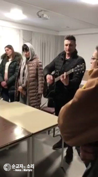 순교자의 소리 러시아어 페이스북 구독자 빅토리아가 이르핀Irpin에 있는 그녀의 교회의 예배 영상을 보내주었다. 이 사진은 예배 모습 한 장면이다. 현재, 다른 사람을 직접 만나는 것이 너무 위험하다고 그녀는 말했다.
