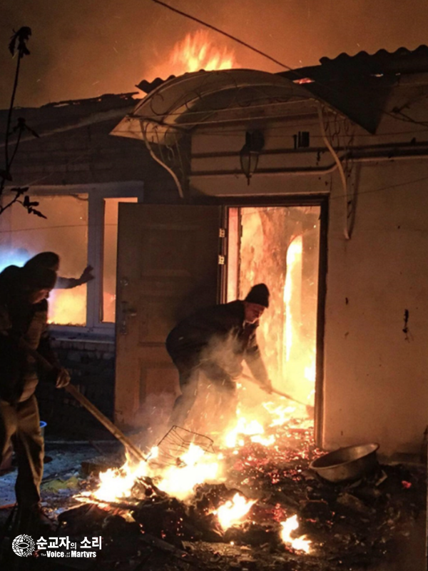 우크라이나 기독교인들이 러시아군이 투척한 수류탄 공격으로 목숨을 잃기 며칠 전, 자신의 집 지하실에 갇혀 있던 한 남성을 구출하고 있는 실제 모습. 