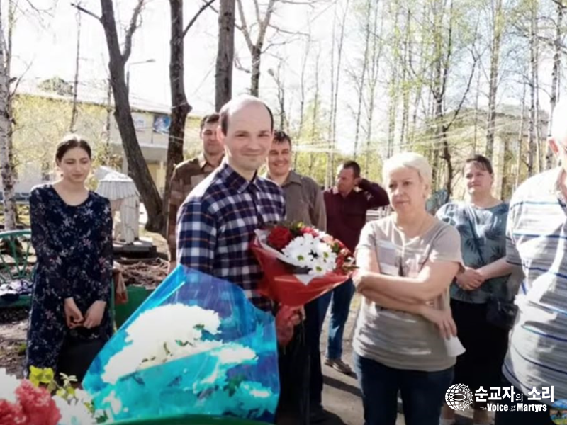 법원에 가기 전, 아르한겔스크 침례교회 교인들에게 둘러싸인 28세의 콜디아예프 집사. 그는 2021년 5월 13일, 2년 징역형을 선고받았다.  