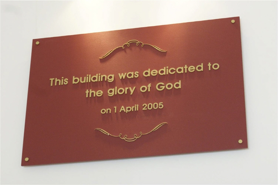 "이 건물을 하나님의 영광을 위헤 바칩니다. - 2005년 4월 1일" 