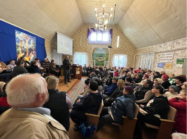 전쟁 난민이 된 마리우폴 지역 기독교인들과 도네츠크 지역 기독교인들이 함께 예배드리는 모습.  (국제 복음주의 기독교 침례교회 연합회의 허락을 받아 게재하였음)