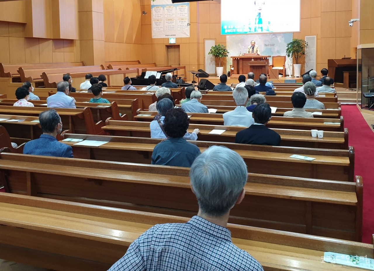 수도서부원로목사회 7월 월례회가 은혜교회당에서 모이고 있다.