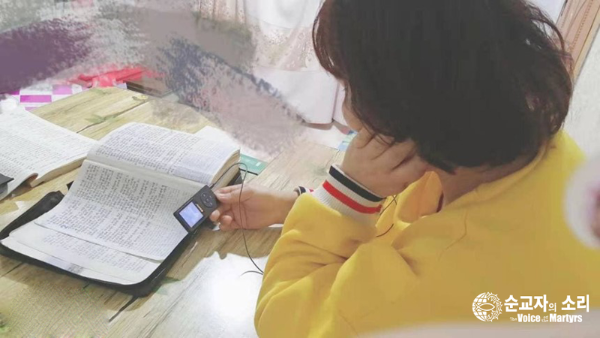오디오성경 듣는 북한 해외 노동자