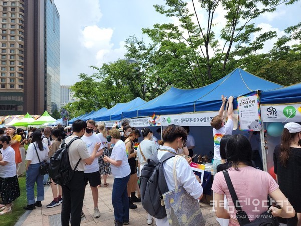 각국은 부스를 통해 자국의 동성애 정책 실정을 홍보하고 있었다. 