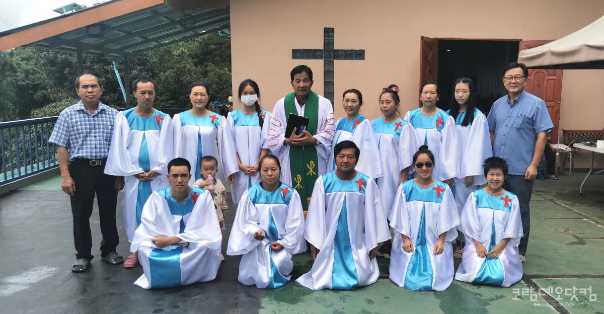 이번에 세례받은 반도이뿌이교회 12명의 세레교인