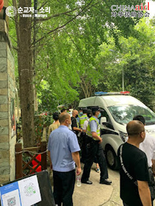 지난 8월 14일, 이른비 언약교회 성도들이 청두시 우허우구의 한 찻집에서 주일 예배를 드릴 때 경찰이 급습했다 