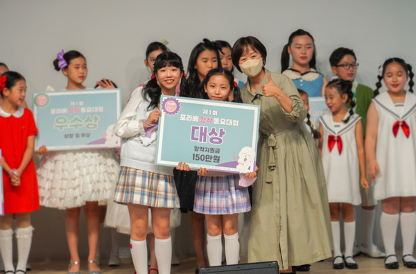 이번 동요대회에 대상을 수상한 이서현(구리 동인초 5학년), 육예서(서울 을지초 5학년) 어린이, 가장 오른쪽엔 서윤화 대표가 함께 수상 촬영을 하고 있다.