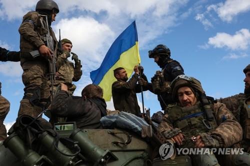 '러시아 병합' 리만 탈환한 우크라이나군10월 4일(현지시간) 러시아가 합병을 선언한 도네츠크주 리만 인근 도로에서 우크라이나 군인들이 장갑차에 국기를 고정하고 있다. 볼로디미르 젤렌스키 우크라이나 대통령은 러시아가 점령지 병합을 선언한 지 하루 만에 리만을 탈환했다고 지난 2일 밝혔다. [AFP=연합뉴스 자료사진]