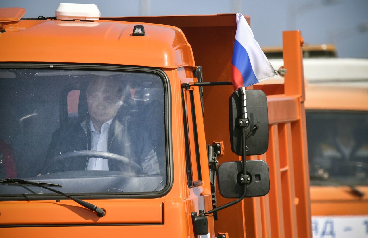 크림대교 개통식 때 직접 트럭을 몬 푸틴 대통령 [EPA=연합뉴스]