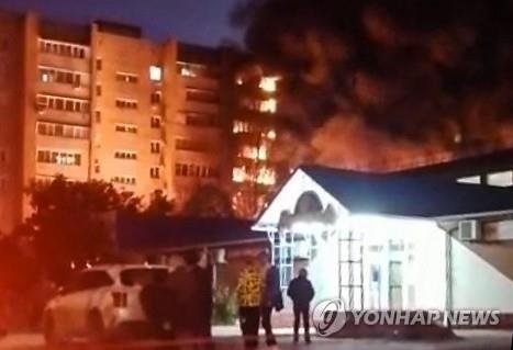 러시아 남부 예이스크시 아파트가 전투기 추락 후 불길에 휩싸였다[타스 연합뉴스 자료사진. DB 및 재판매 금지]