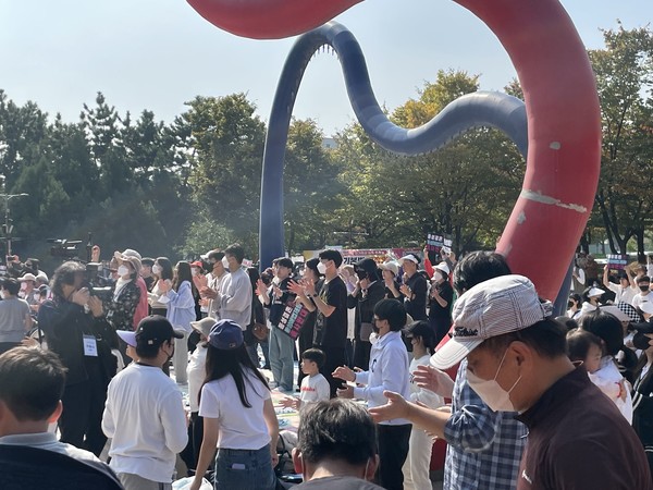 인천중앙공원에 모인 인천시민들과 일부 교인들. 