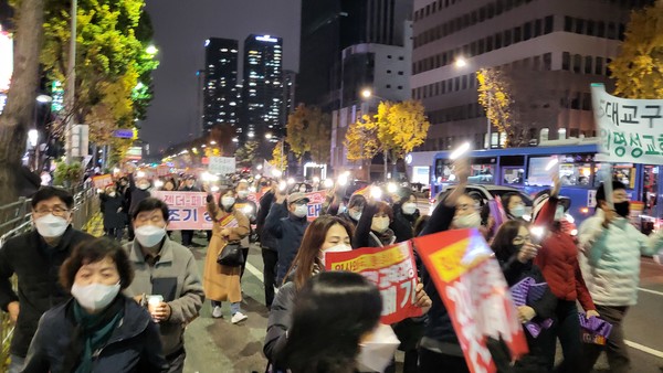 성도와 시민 및 학부모들이 함께 거리로 나와 스마트폰 LED등을 켜고 행진하고 있다. 