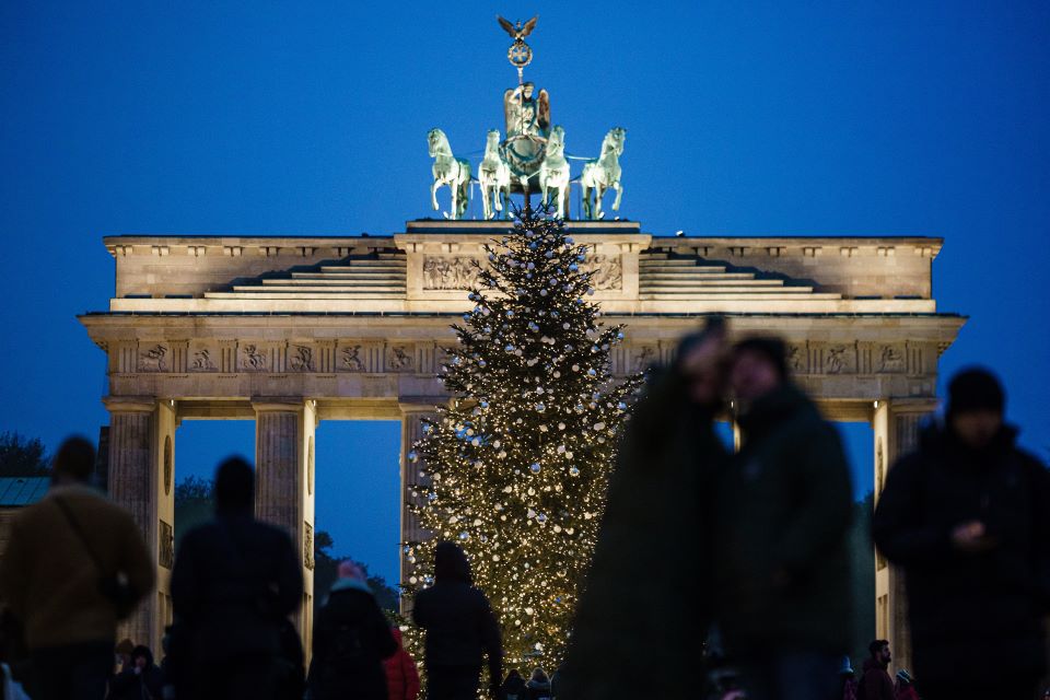구주 대망 대림절: 독일 베를린 브란덴부르크 문 크리스마스 트리 앞에서 (코닷-연합 제휴 재사용 금지.) epa10344565 Passers-by stand in front of a Christmas tree at the Brandenburg Gate in Berlin, Germany, 02 December 2022. Christmas markets and Christmas trees on public spaces are part of the traditional advent season in Germany. EPA/CLEMENS BILAN