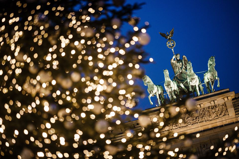 구주 대망 대림절: 독일 베를린 브란덴부르크 문 크리스마스 트리 앞에서 (코닷-연합 제휴 재사용 금지.)epa10344545 Blurry lights of a Christmas tree shine in front of the Quadriga statue of the Brandenburg Gate in Berlin, Germany, 02 December 2022. Christmas markets and Christmas trees on public spaces are part of the traditional advent season in Germany. EPA/CLEMENS BILAN