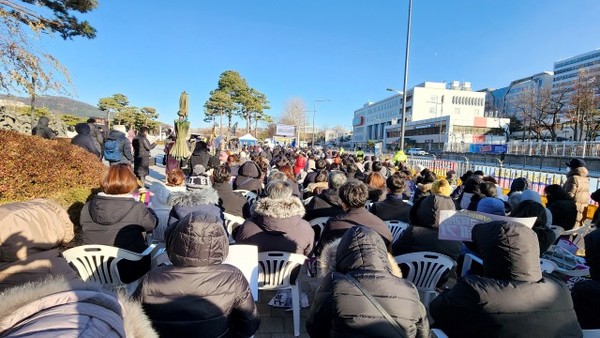 지난 12월1일 추운 날씨에도 성도들이 모여 예배를 드렸고, 이후에 관련된 문제 시정 관련 요청을 하였다. (사진제공_KHTV)