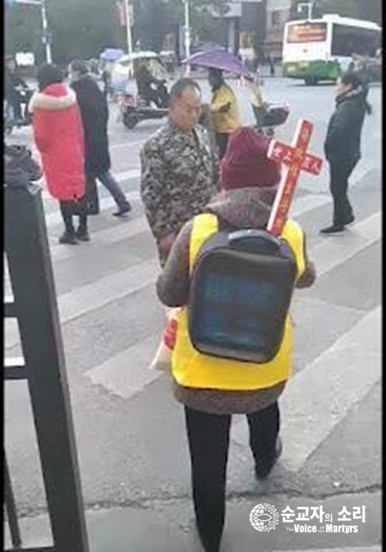중국의 거리 복음전도자 첸이 헝양시 거리에서 복음을 전파하고 있다.