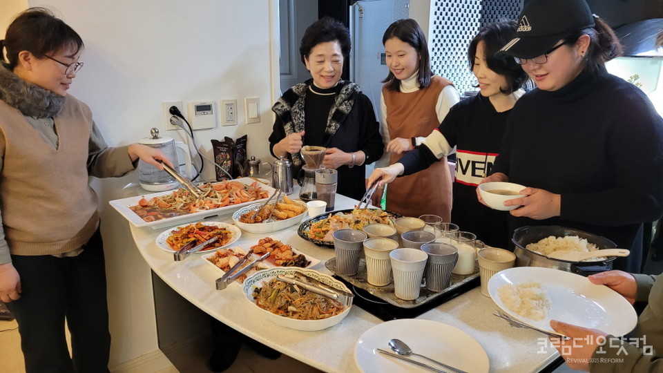 각자 가정에서 하나씩 준비한 음식을 나누는 종강파티 모습