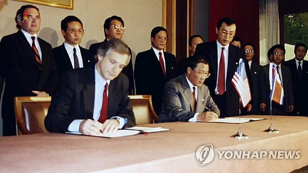 (사진: 연합뉴스. 북미 제네바 합의에 서명하는 강석주)