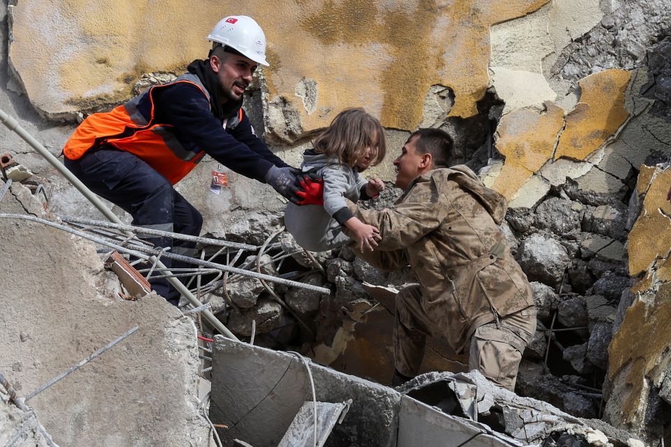 튀르키예 지진 생존자 구조 작업(하타이 로이터=연합뉴스) 7일(현지시간) 튀르키예 하타이의 지진 피해 건물에서 구조대원들이 5살 여자 어린이를 구출하고 있다. 2023.02.07