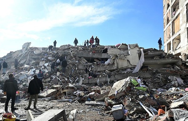 무너진 건물이 당시 지진의 강도를 잘 보여주고 있다. (사진출처_터키 현지 싸바흐 신문)