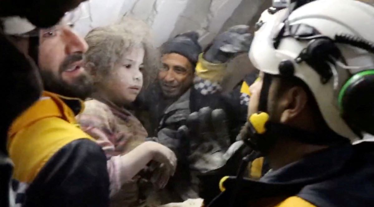 시리아 건물 잔해서 구조한 아이 안고 있는 '하얀 헬멧'(진데리스 로이터=연합뉴스) 시리아 민간구조대인 '하얀 헬멧' 대원들이 8일(현지시간) 건물 잔해에서 여자아이를 구조한 뒤 안고 있다. 지난 6일 시리아와 인접한 튀르키예 남동부에서 규모 7.8, 7.5의 강진이 잇따라 발생해 현재 양국의 누적 사망자 수가 2만1천 명을 넘어섰다. 2023.02.10