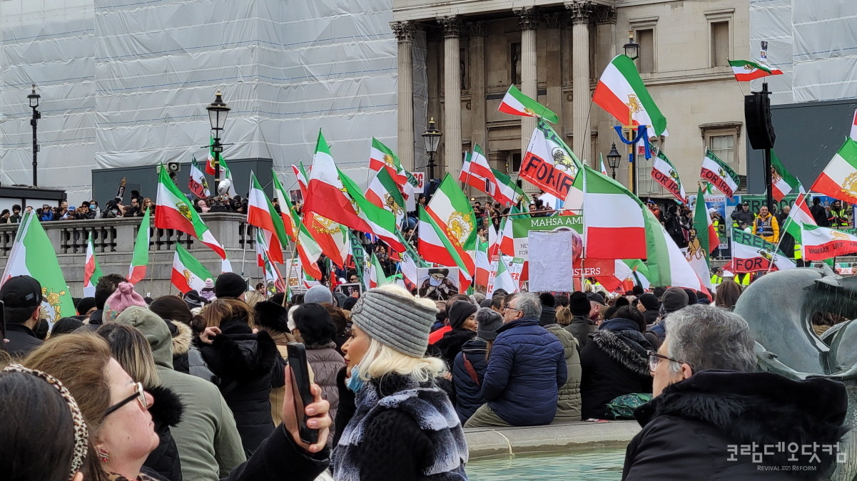 트라팔가 광장(Trafalgar Square)에서 이란의 자유를 외치며 이란 독재정권에 반대하는 시위대/ 2023년 2월 12일 / 사진@ 김대진