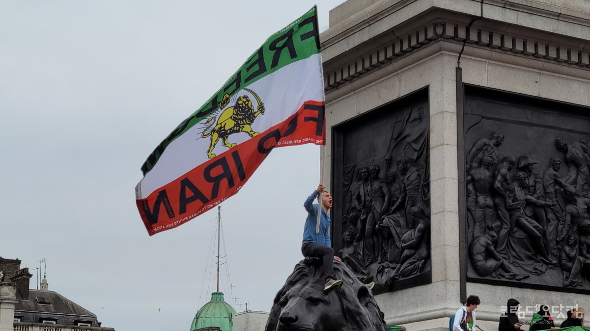 트라팔가 광장(Trafalgar Square) 사자상에 올라가 이란의 자유를 외치며 이란 독재정권에 반대하는 시위대원/ 2023년 2월 12일 / 사진@ 김대진