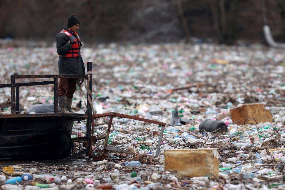 쓰레기 가득한 세르비아의 림강(2023.1.30)[AP=연합뉴스 자료사진]